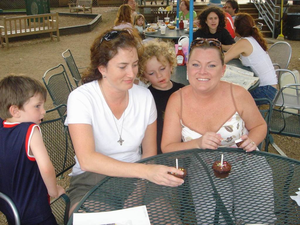 2005/05(May)/04(Susie-KT-BDs)/1024x768_2005-05-23 18-32-09.JPG